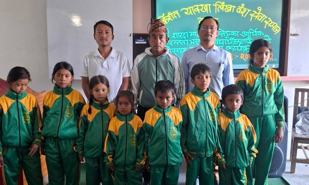 लिंखा समाजको सामाजिक कार्य : देउसीभैलो खेलेको रकमले विद्यार्थीलाई न्यानो कपडा